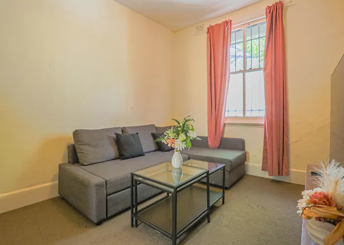 Stylish 3-Bedroom Near Darling Harbour - Free E-Bikes!